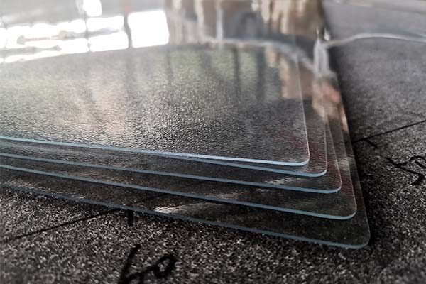 Quels outils et méthodes sont utilisés pour couper le verre souple en PVC ?
