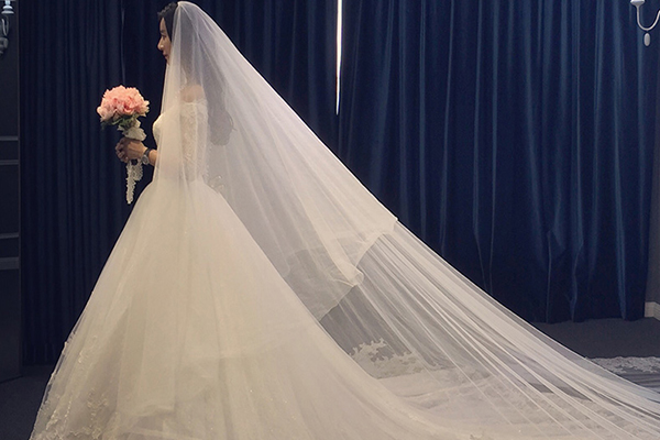 Machine de découpe de robe de mariée