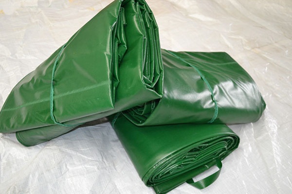 La machine de découpe YUCHEN est spécialisée dans la découpe de tissus de tente, de coussins étanches à l'humidité, de coussins d'air